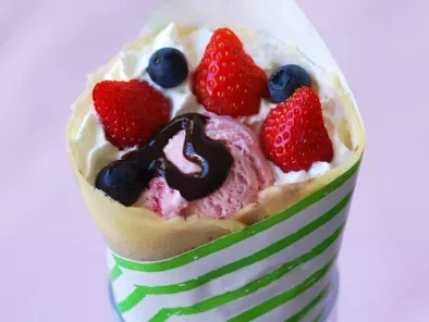Rezept Japanese style crepe with strawberry and blueberry / イチゴブルーベリークレープ