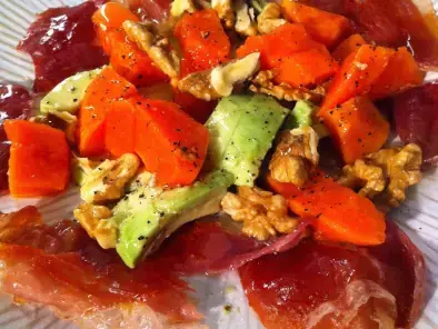 Avocado-Papaya-Salat mit krossem Serranoschinken