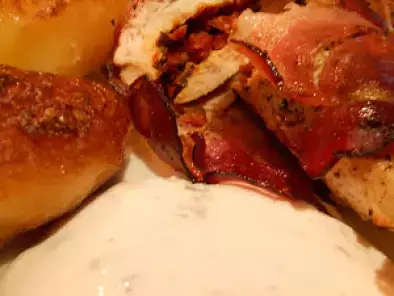 Gefüllte Hähnchenbrust mit getr. Tomaten im Serranomantel
