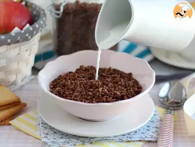 Schokoladen-Puffreis-Cerealien. Kokosnuss Pops